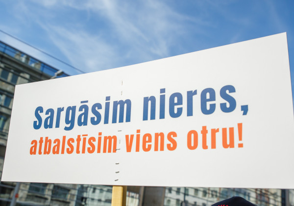 Rīgā norisinājies nieru pacientu atbalsta gājiens