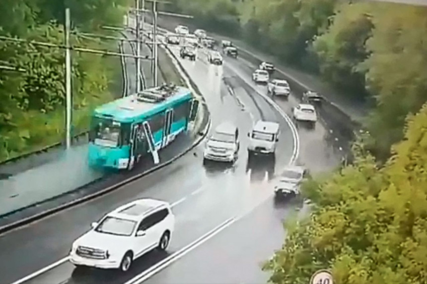 ビデオ。ロシアの路面電車のブレーキが故障。死亡者1名、負傷者数十名