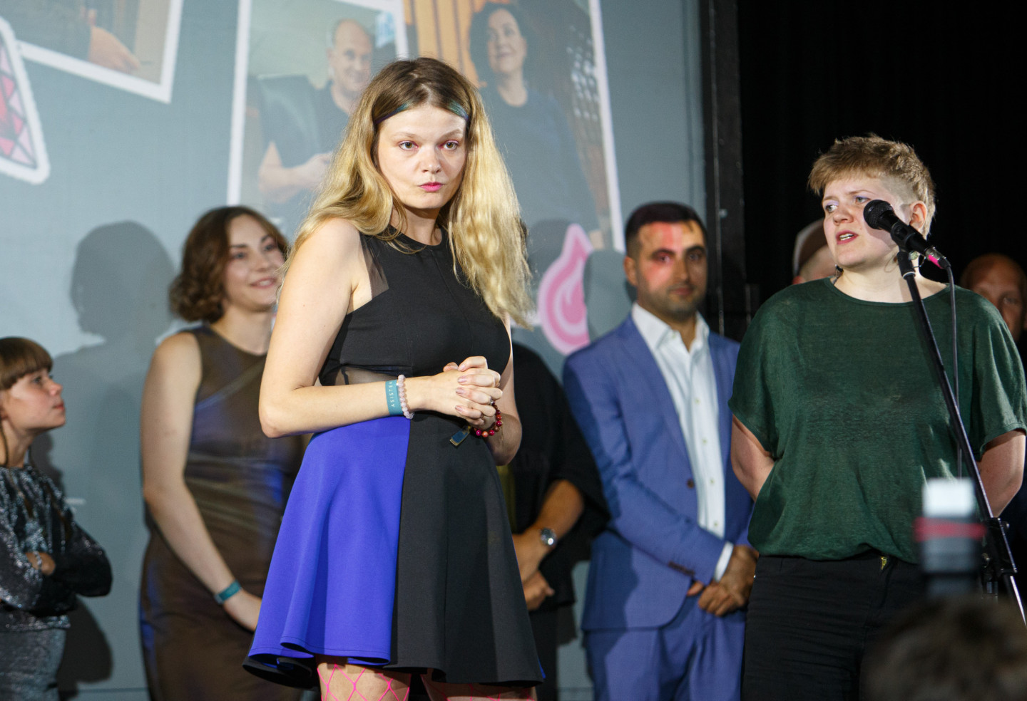 “Asistente”, ko režisējušas Alise Zariņa un Liene Linde, ir komiska drāma, kurā vieglā un cilvēciskā veidā tiek runāts gan par sāpīgām un grūti risināmām sabiedrības problēmām, gan ģimenes attiecību izaicinājumiem.