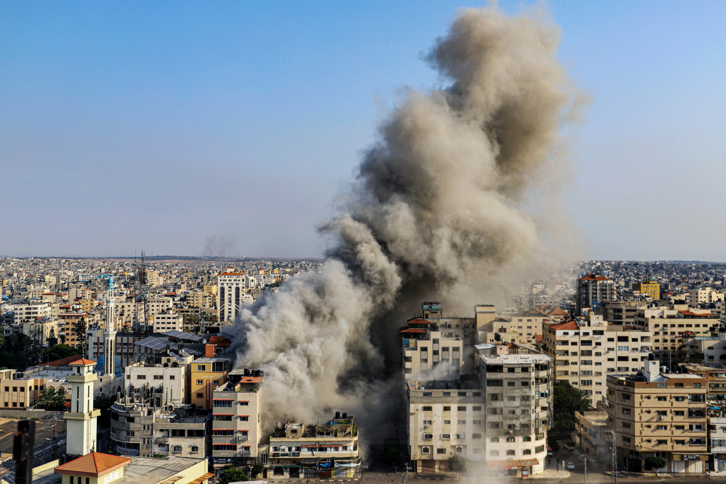 イスラエル軍、1万2000人が住む学校を攻撃しUNRWA職員6人を殺害