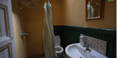 VIDEO. Katrīna Dimanta šokā par piedāvāto nakstmītni: Pietrūka tikai caurums grīdā!