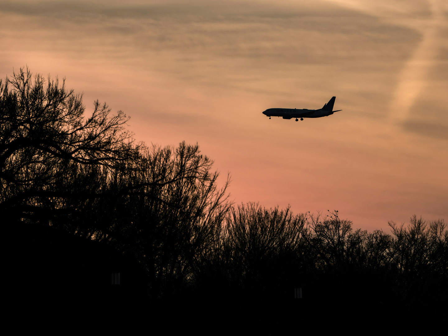 Washington Passenger Plane Crash Involving Helicopter Results in No Survivors