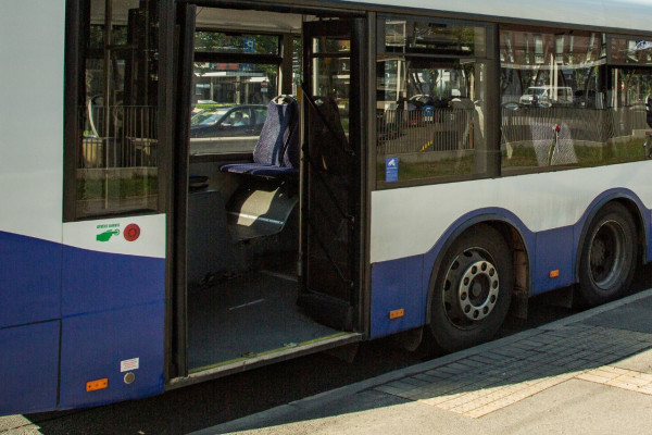 Pasažieriem nodotas pirmās jaunā dizaina transporta pieturvietas Rīgā