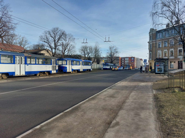 Aculiecinieks: Pilnībā apstājusiesa 5.tramvaja kustība Sarkandaugavā