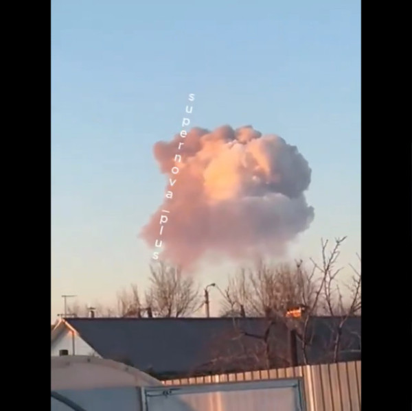 VIDEO. Ukrainas droni uzbrūk Engelsai un Saratovai: deg militārais lidlauks un naftas bāze