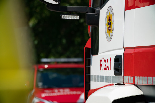 Litija bateriju ugunsgrēka dēļ no angāra Rīgā evakuējas 55 cilvēki