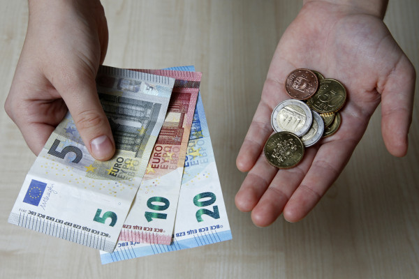 Eksperti: Latvijas iedzīvotāju finanses ir sliktākā pozīcijā nekā Lietuvā un Igaunijā