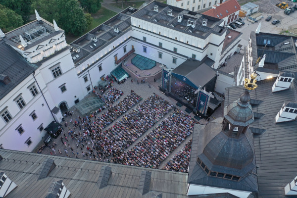 Kaimiņi aicina uz muzikāliem svētkiem ar Bendžaminu Klementainu trumpī
