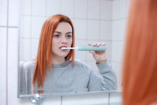 Zobārsts nosauc riskantāko zobu tīrīšanas laiku
