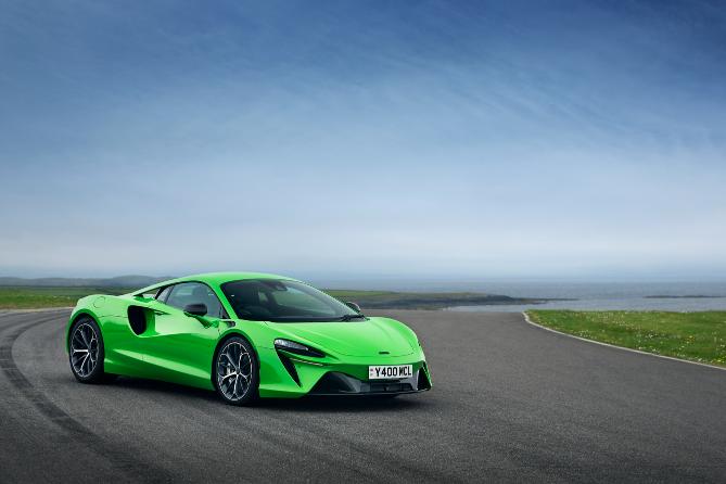 イギリスとイタリアのスーパーカーは、Auto 2025への訪問者の心のために戦います！