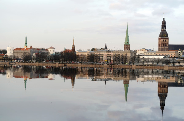 Daugavā pie Vecrīgas pamana cilvēka līķi