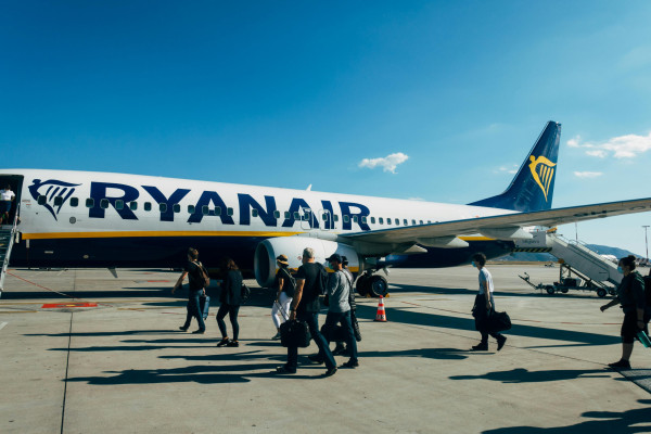 “Ryanair” pasažieri no lidmašīnas aizved policija, jo viņa nevarēja samaksāt 10,50 eiro par uzkodām