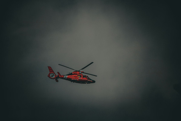 Jūrā iegāžas medicīnas helikopters; izglābt izdevās tikai trīs cilvēkus