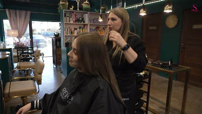 Dziedātāja Diona Liepiņa, ieraugot sevi spogulī pie friziera, ir šokā