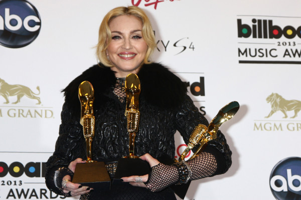 Madonna un Eltons Džons izbeidz 20 gadus ilgušās domstarpības
