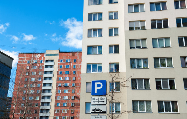 Rīgas dome vēlas noskaidrot, cik droši rīdzinieki vakaros un naktīs jūtas Purvciemā