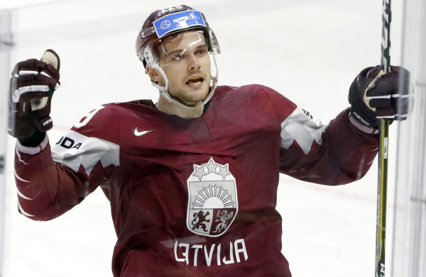 Latvijas hokeja izlasei šajā pavasarī nevarēs palīdzēt Bļugers