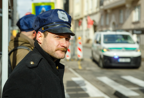 Viltus policisti soda cilvēkus Skolas ielā