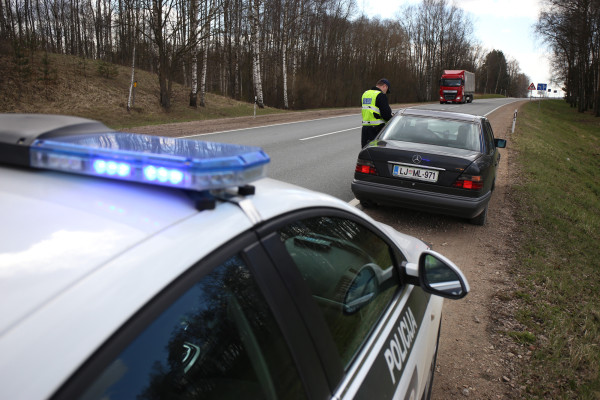24 stundu ātruma kontroles maratonā policija uz ceļiem pieķērusi 424 ātruma pārkāpējus