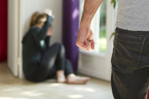 Patēvs sasist audžumeitai seju, dzīvesbiedreni iespundē dzīvoklī, lai viņa nevērstos pēc palīdzības