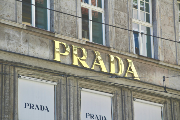 "Prada" par 1,25 miljardiem iegādāsies "Versace"
