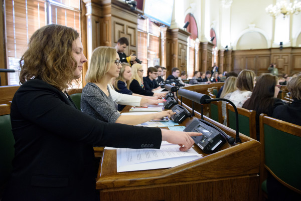 Deputātu vietā šodien uz sēdi parlamentā sanāks 12. Jauniešu Saeima