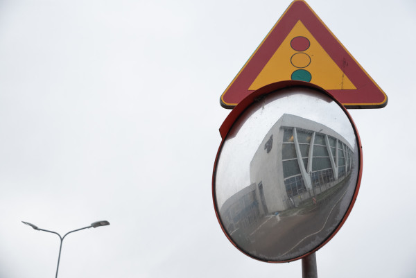 Uz Rīgas HES notikusi autoavārija; satiksme bloķēta