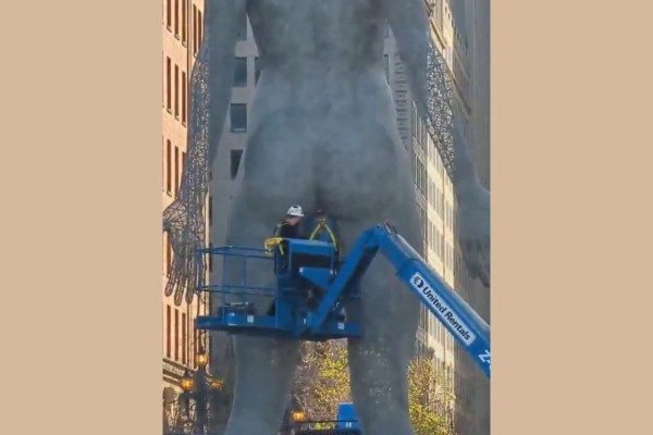 VIDEO. Sanfrancisko uzstādīta milzu statuja kailai sievietei; tās uzstādīšanas kadri kļūst virāli