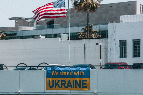 Tramps nokaitina ASV vēstnieci Ukrainā; Bridžita Brinka atkāpjas no amata