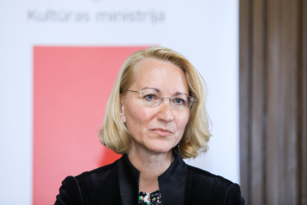 Izglītības ministre strādā pie plāna, kā mākslīgo intelektu izmantot izglītībā