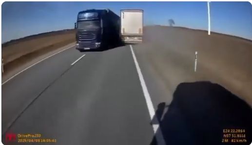 VIDEO: Uz Latvijas ceļiem noflmēts nervus stindzinošs notikums