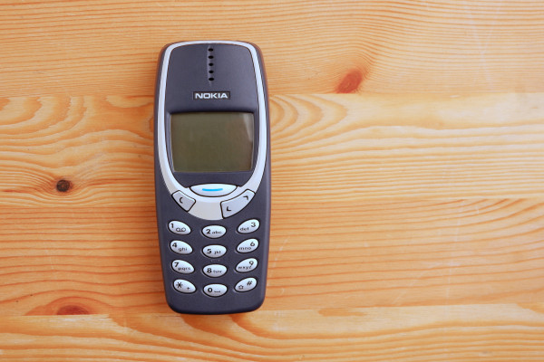 Vīrietis pēc 20 gadiem atrod savu veco Nokia tālruni un ir pārsteigts par tajā atrasto