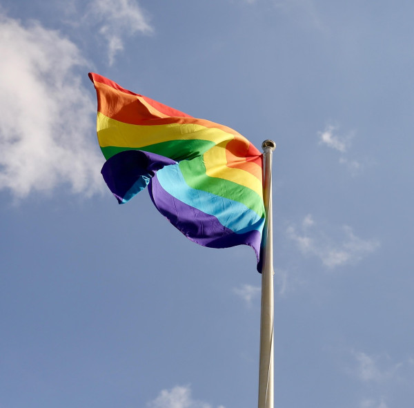 Ungārijas parlaments apstiprina konstitūcijas grozījumus, kas ļaus aizliegt LGBTQ+ pasākumus