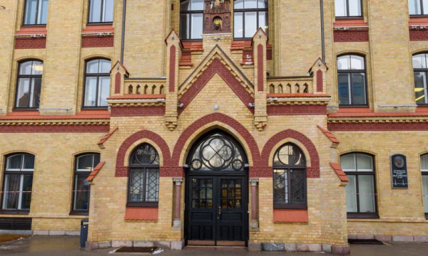 Rīgas 1.slimnīca meklē darbinieku, solot algu vismaz 10 500 eiro apmērā