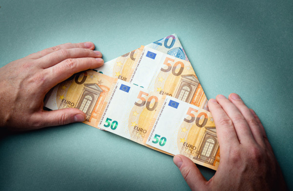 Rīgā no pensionāres tiek izkrāpti 18 tūkstoši eiro skaidrā naudā