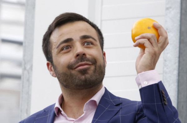 Meloni pārcietis operāciju un velta dažus vārdus "jampampiņiem"