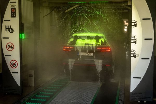Rīgā atklāj "Neste Easy Wash" automazgātuvi