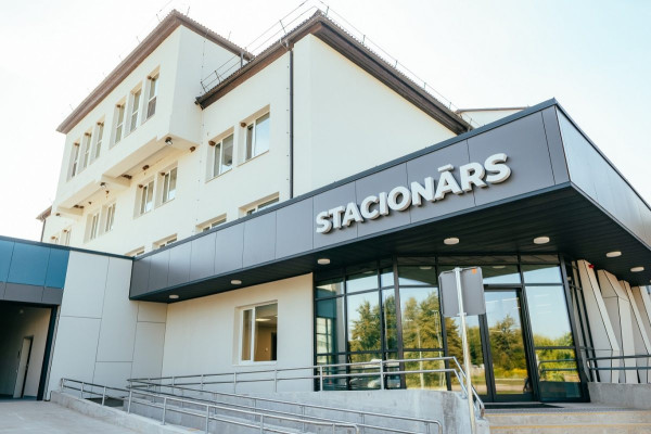 Slimnīcā, neizmeklējot, atraida sievieti ar insultu