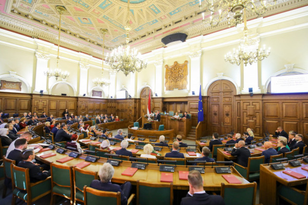 Saeimas komisijā atbalsta "pēkšņu" priekšlikumu dubultot partijas biedru skaitu dalībai Saeimas vēlēšanās