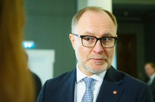 Virsnieku parādes zobenu iepirkuma sāga: Sprūds nolēmis rīkoties