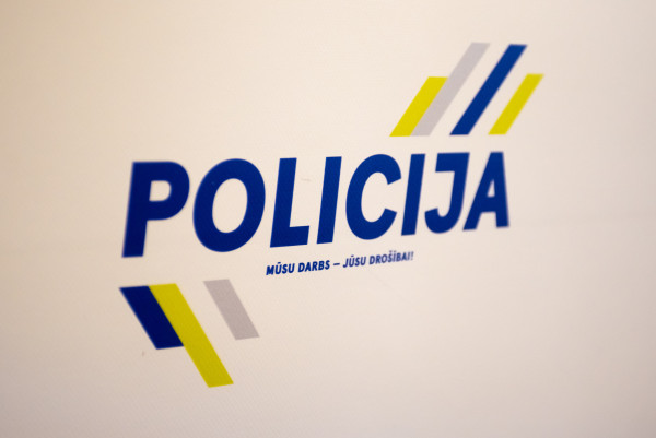 Pamests auto un sadedzis cilvēka līķis - Tukuma pusē iesaistīti plaši dienestu spēki
