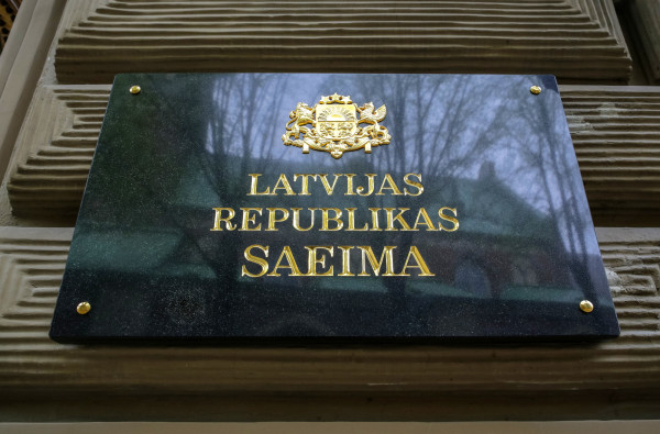 Saeima dodas nedēļu garās brīvdienās