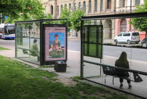 Rīgā uz dažām sabiedriskā transporta pieturvietu nojumēm augs augi