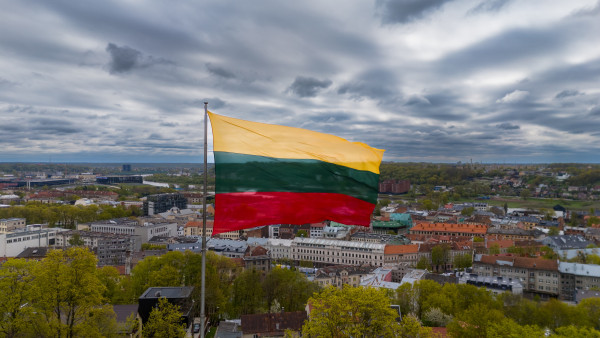 Lietuvā viendzimuma pāru partnerattiecības varēs reģistrēt tiesas ceļā