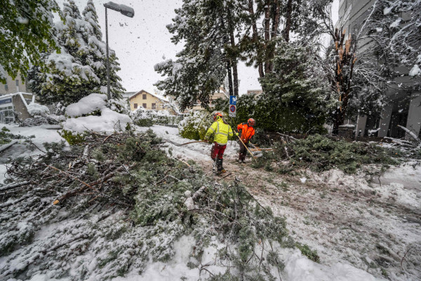 VIDEO, FOTO. Pavasara vētras Alpos pārsteidz cilvēkus nesagatavotus; ir trīs bojāgājušie
