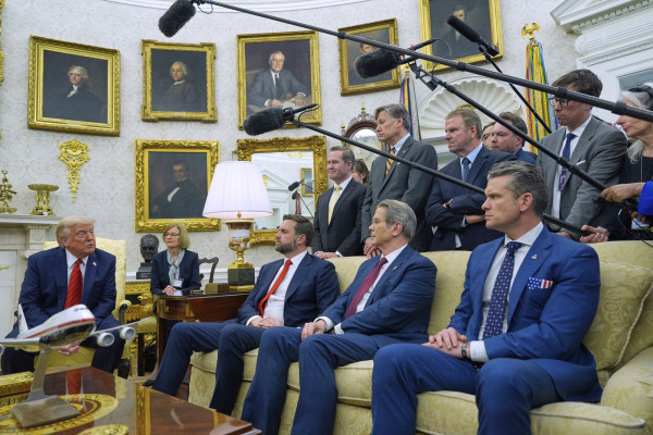 Pentagons noraida ziņas, ka Hegsets ar militāriem plāniem dalījies vēl vienā ziņapmaiņas grupā