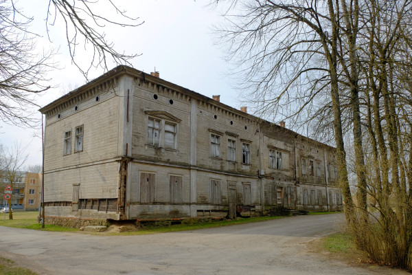 Pārdošanā trešo reizi nonākusi vecākā koka kungu māja Latvijā