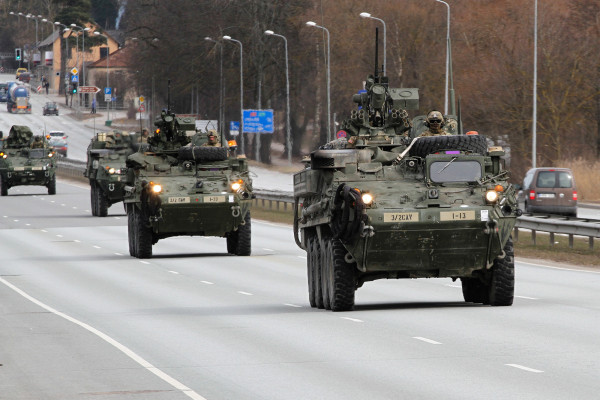 Latvijas armija brīdina par būtiski apgrūtinātu satiksmi; kā rīkoties, ja tuvojas militārā kolonna?