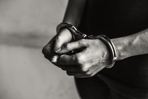 FOTO. Policiste ārpus darba laika pieķer nelegālos imigrantus