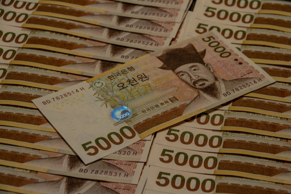 Politiskā drāma Dienvidkorejā: Eksprezidents pieņēmis 217 miljonu vonu kukuli